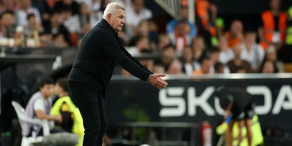 Javier Aguirre discute con la afición de Valencia por delanteros