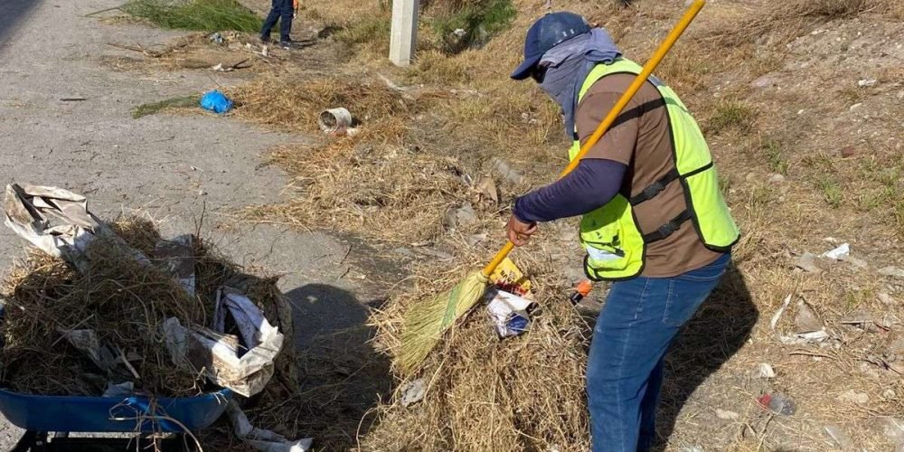 Lleva Ayuntamiento jornada de limpieza a la avenida Poanas