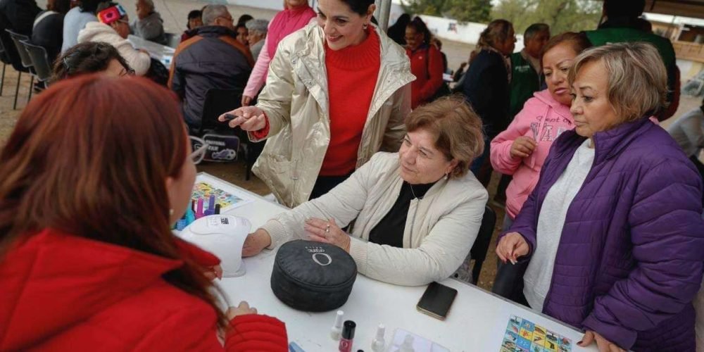 Lleva Luz Elena brigadas de servicios en colonias de su distrito