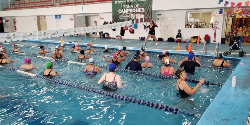 Lleva el Instituto Municipal del Deporte el espíritu del Día de Muertos a la alberca de La Jabonera
