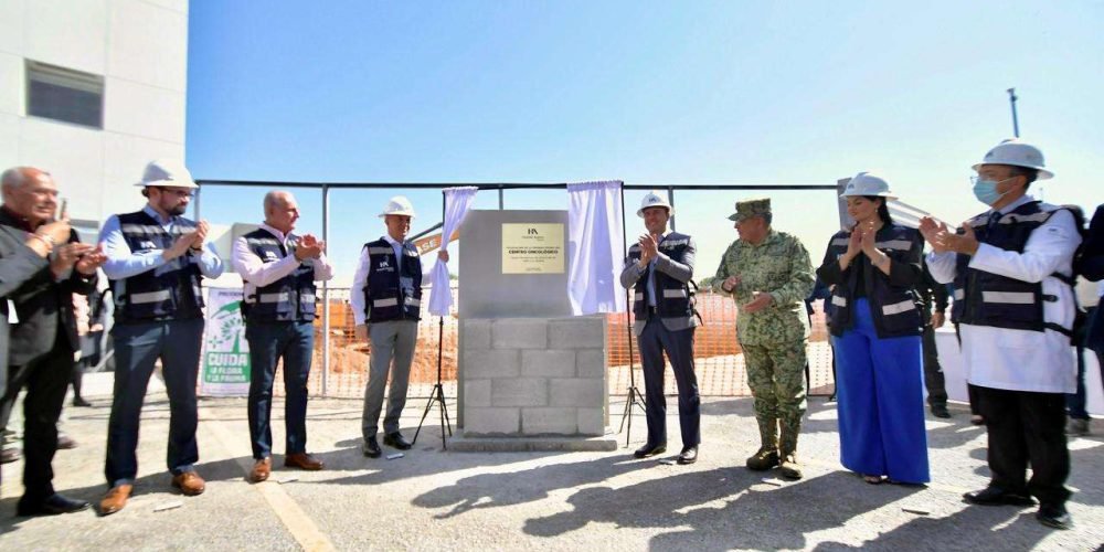 Manolo Jiménez Salinas y Román Cepeda González colocan la primera piedra del Centro Oncológico y remodelación total del Hospital Ángeles Torreón