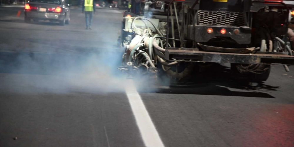 Mediante operativos nocturnos avanza la señalización horizontal en el bulevar José Rebollo Acosta