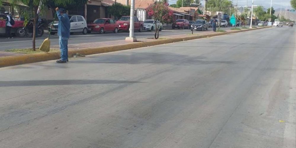 Mejoran imagen urbana en Gómez Palacio con labores de limpieza en bulevares