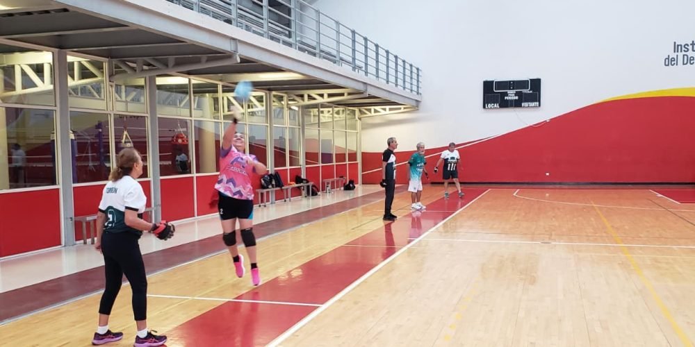 Pelota tarasca reúne a aultos mayores en La Jabonera