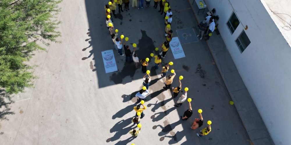 Personal del DIF Gómez Palacio forman lazo amarillo para dar aliento a niños con cáncer