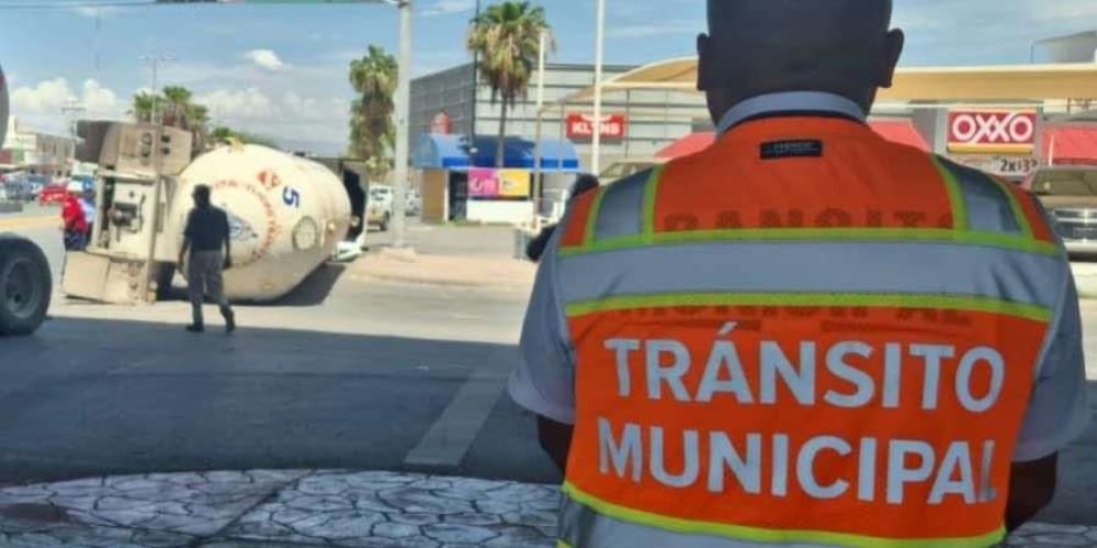 Por volcadura de pipa de gas evacúan negocios cercanos a la zona de vialidad afectada
