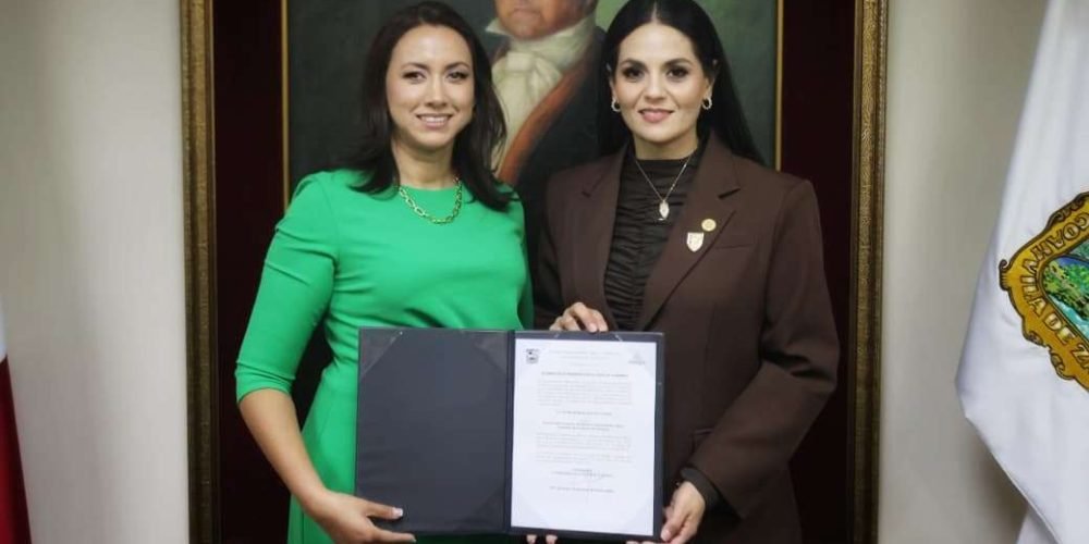 Presidenta de la Junta de Gobierno, Luz Elena Morales y la titular de la Tesorería, Tayra Patricia Salcido Chávez