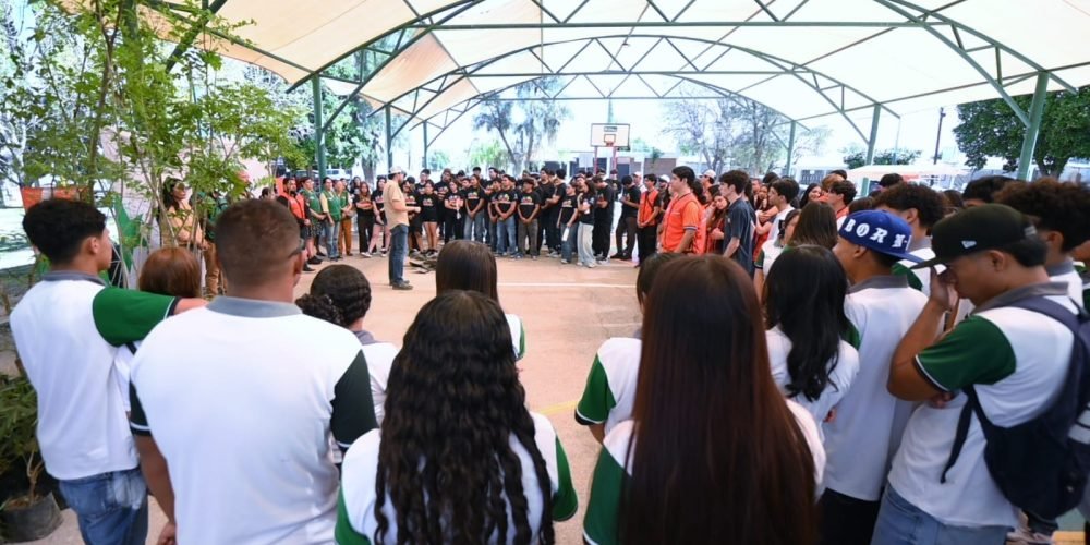 Promueven la participación juvenil con reforestación en Plaza de la Piña