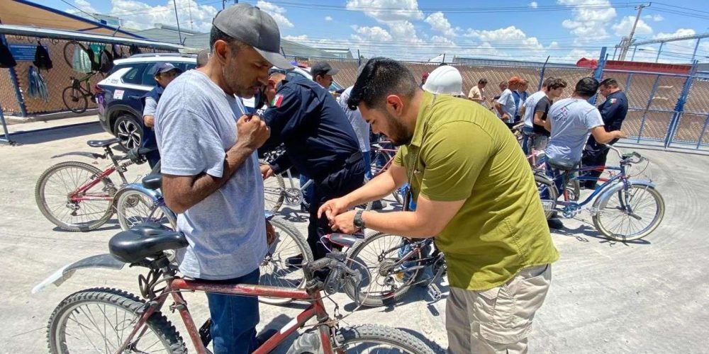 Promueven seguridad ciclista con entrega de luces en Gómez Palacio