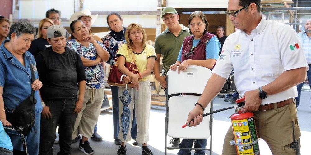 Protección Civil y Bomberos capacita a comerciantes del Mercadito Navideño en prevención de riesgos