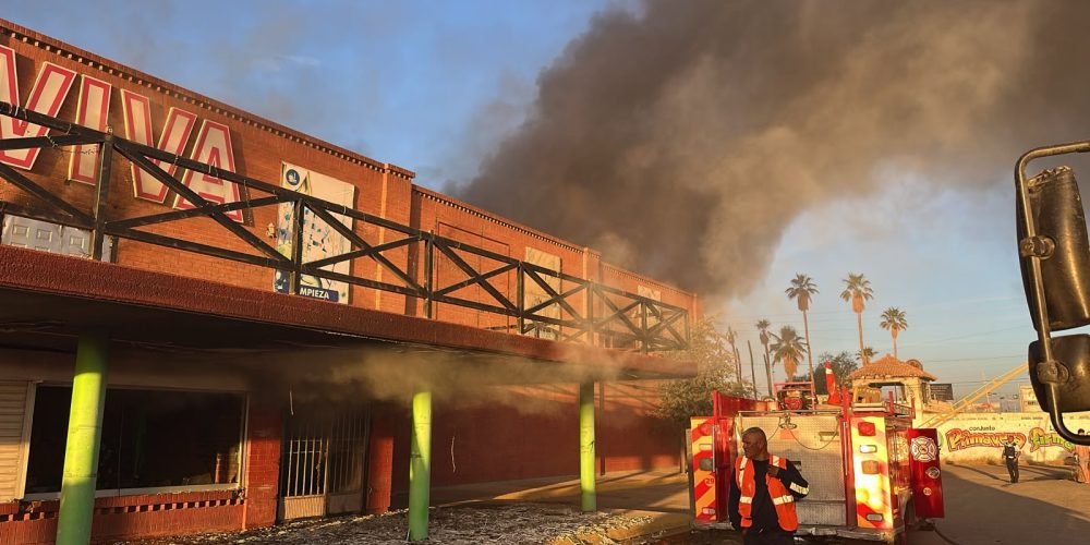 Protección Civil y Bomberos de Torreón atienden incendio de tienda de autoservicio ubicada sobre el bulevar Revolución