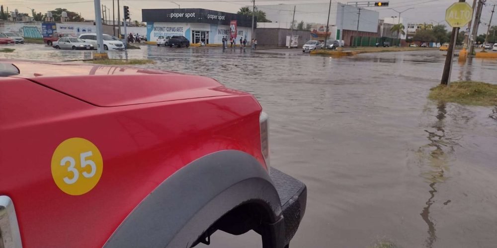 Protección Civil y Bomberos de Torreón trabaja en desagüe de calles por acumulación de agua de lluvia
