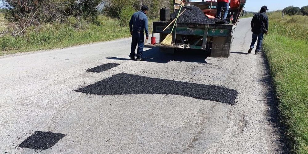 REALIZAN ACCIONES DE BACHEO EN LA LOMA