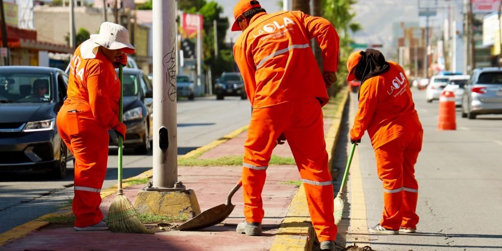 REALIZAN LABORES DE LIMPIEZA Y MANTENIMIENTO EN LA CALZADA SALTILLO 400
