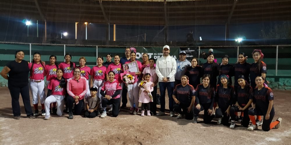 Reconocen a sobreviviente de cáncer de mama en encuentro de softbol en Torreón