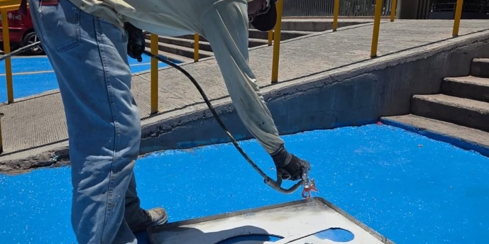 Refuerza SIMV trabajos de señalética y pintura vertical para fortalecer la movilidad y seguridad en Torreón