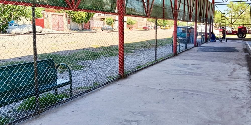 Refuerzan seguridad de canchas deportivas con mallas de protección