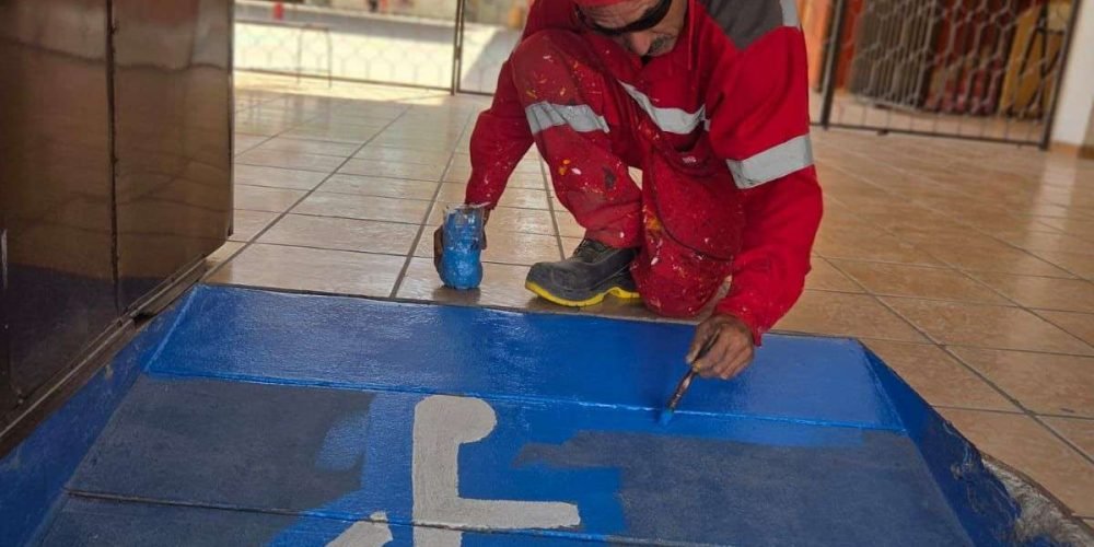 Refuerzan señalización de espacios exclusivos para personas con discapacidad