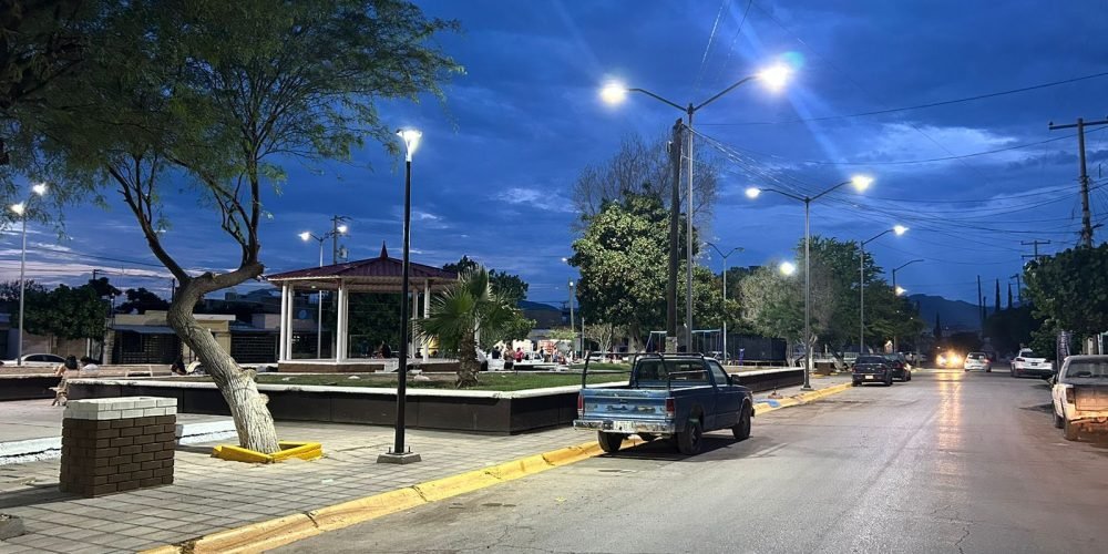 Rehabilitan alumbrado público en la plaza Las Arenas de Valle de Chapala