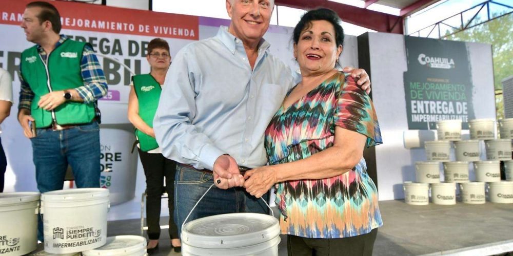 Román Alberto Cepeda González arranca programa de entrega impermeabilizantes en Nueva California