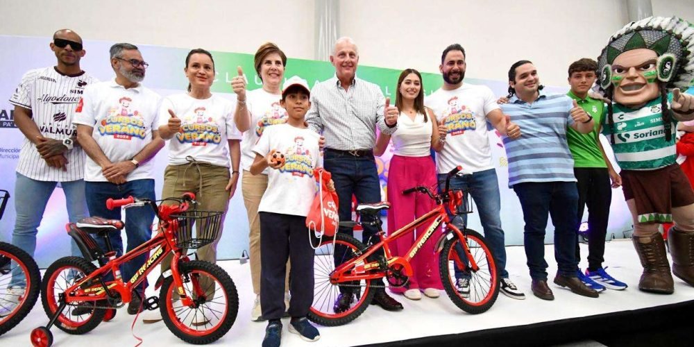Román Alberto Cepeda González clausura cursos de verano con rifa de bicicletas entre los participantes