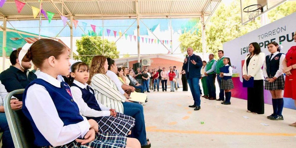 Román Alberto Cepeda González entrega cancha cívica y deportiva a la primaria Emiliano Zapata