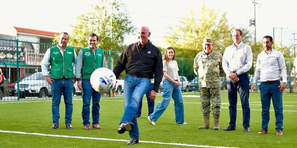 Román Alberto Cepeda González entrega cinco canchas de fútbol en la Línea Verde