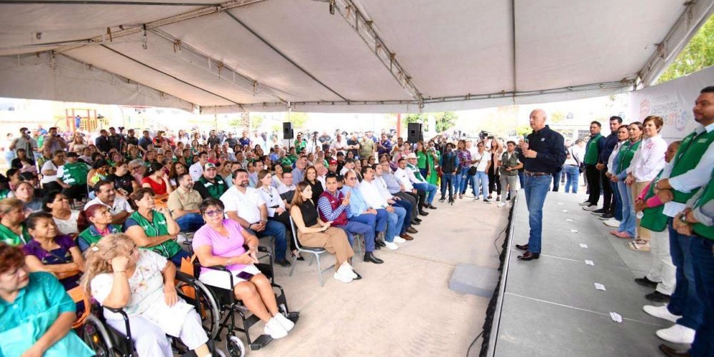 Román Alberto Cepeda González entrega cuatro plazas durante la brigada municipal en Hacienda Santa María