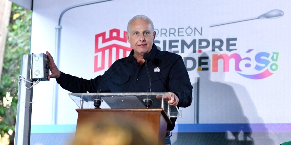 Román Alberto Cepeda González entrega la modernización del alumbrado público en el ejido La Palma