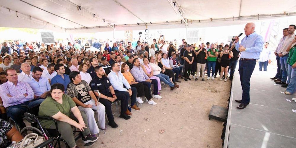 Román Alberto Cepeda González entrega plaza rehabilitada en la colonia Nueva Laguna Norte, durante brigada municipal