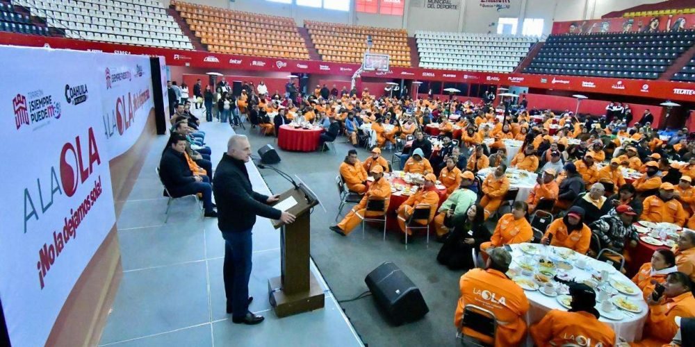 Román Alberto Cepeda González entrega reconocimientos y anuncia aumento salarial a los trabajadores de La Ola