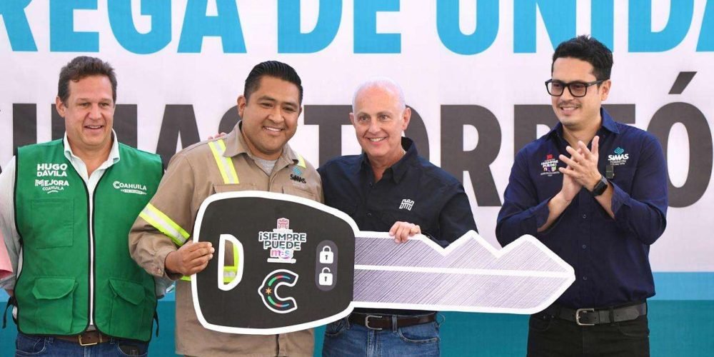 Román Alberto Cepeda González entrega unidades a SIMAS Torreón