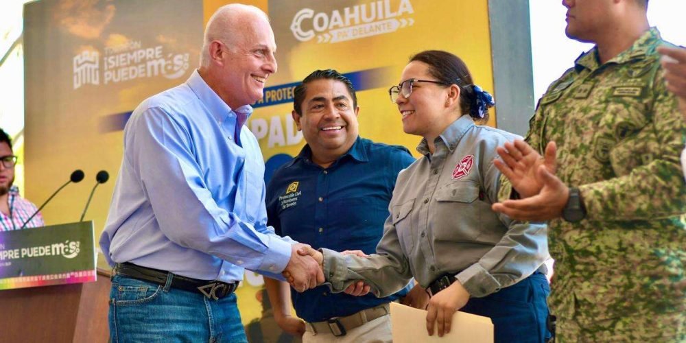Román Alberto Cepeda González entrega unidades y equipo a la Dirección de Protección civil y Bomberos de Torreón; anuncia incremento salarial