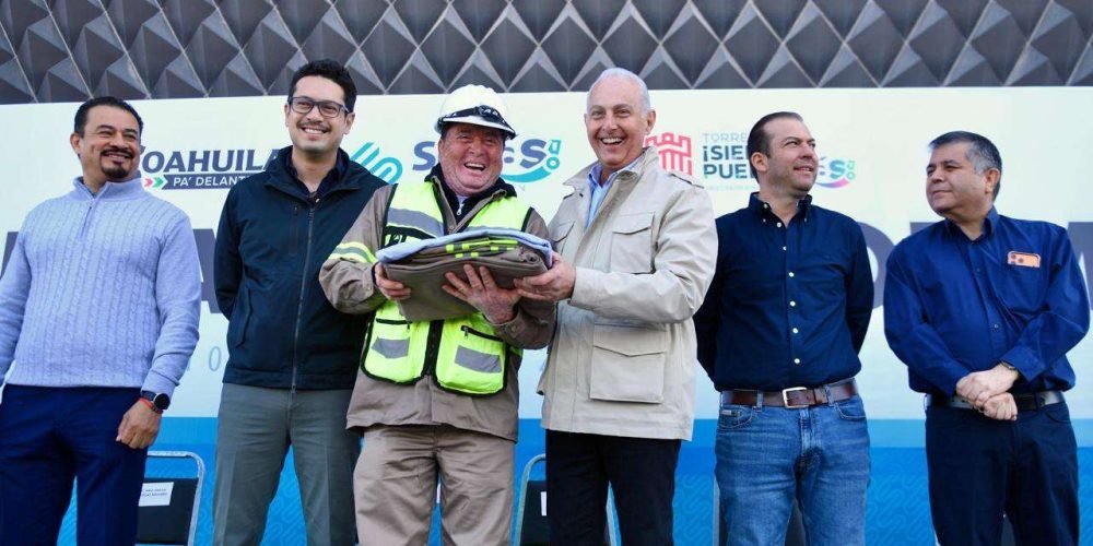 Román Alberto Cepeda González entrega uniformes al personal del SIMAS Torreón