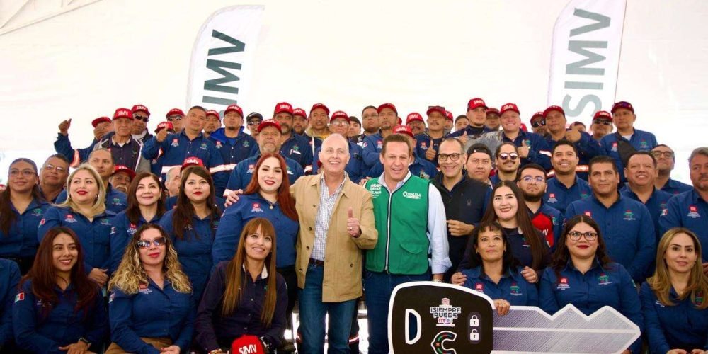 Román Alberto Cepeda González entrega uniformes y unidades vehiculares para el Sistema Integral de Mantenimiento Vial