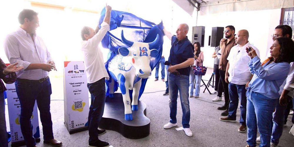 Román Alberto Cepeda González inaugura la edición 2025 del CowParade