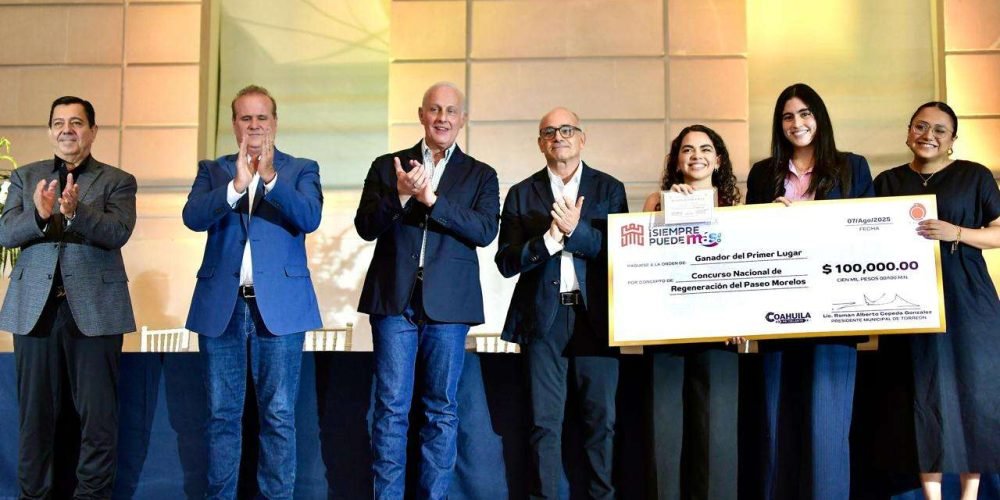 Román Alberto Cepeda González premia a ganadores del concurso nacional Regeneración del Paseo Morelos