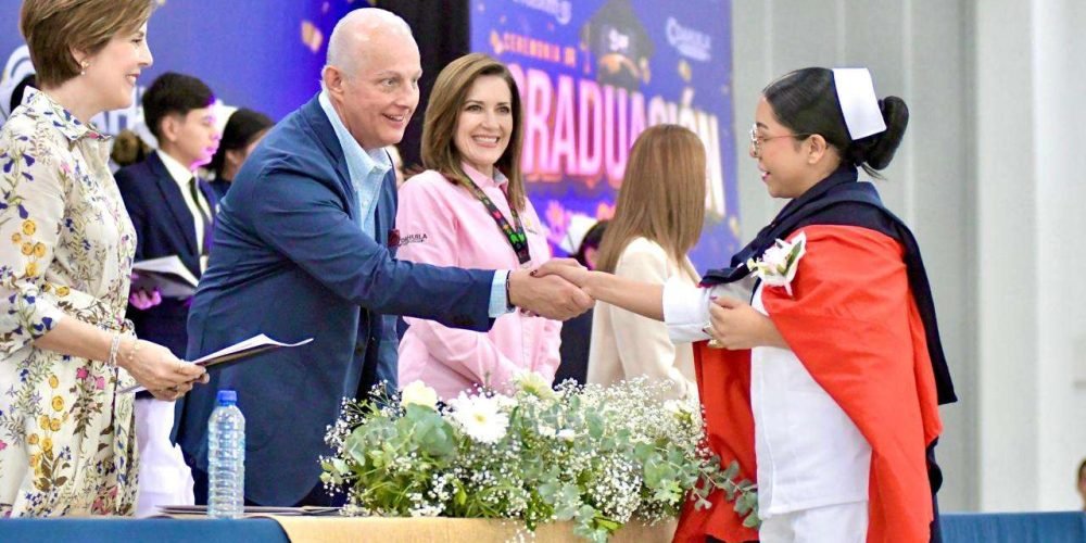 Román Alberto Cepeda González preside ceremonia de graduación de 156 alumnos de DIF Torreón