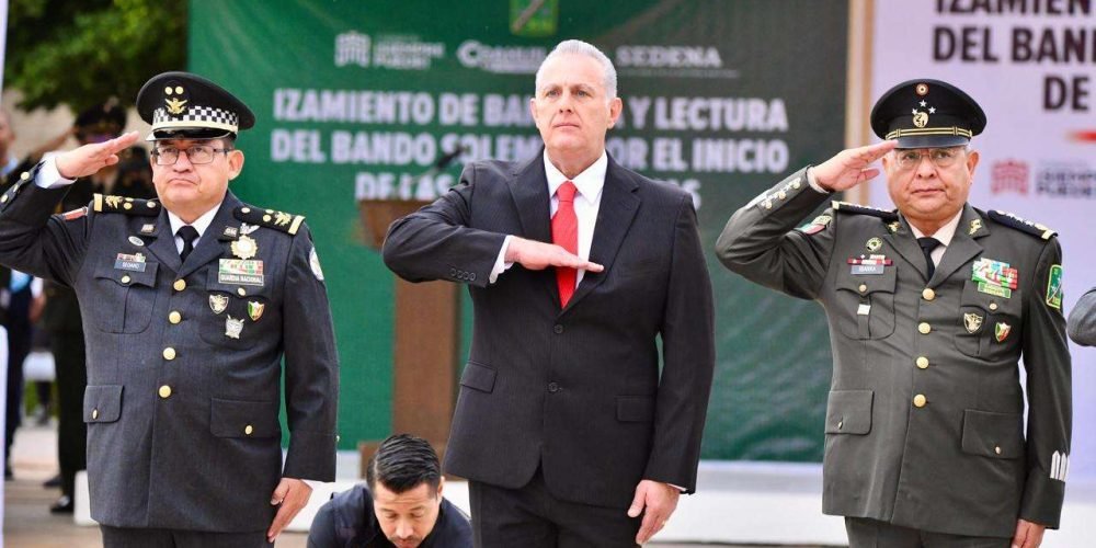 Román Alberto Cepeda González preside ceremonia de izamiento de bandera