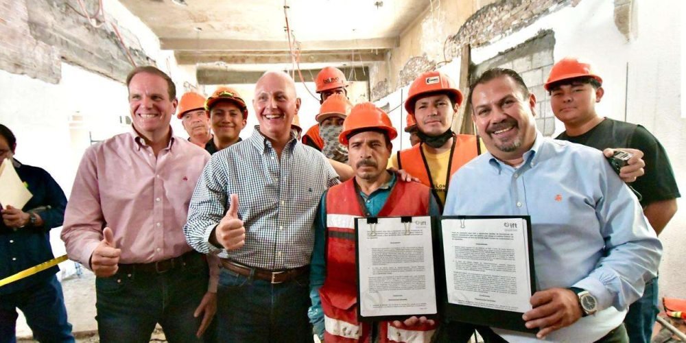 Román Alberto Cepeda González recibe las concesiones de TV Torreón Canal 28 y Radio Torreón