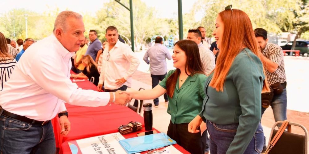 Román Alberto Cepeda González recorre módulos de atención en la brigada de la colonia Quintas del Nazas