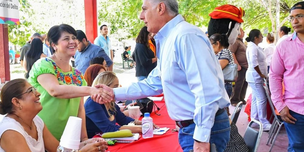 Román Alberto Cepeda González supervisa brigada del DIF en la colonia Alamedas