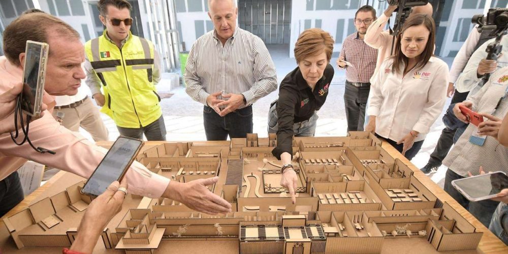 Román Alberto Cepeda González supervisa la construcción de la nueva Casa Cuna del DIF Torreón