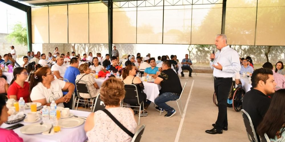 Román Alberto Cepeda González supervisa la techumbre del centro de discapacidad 'Abriendo Caminos'