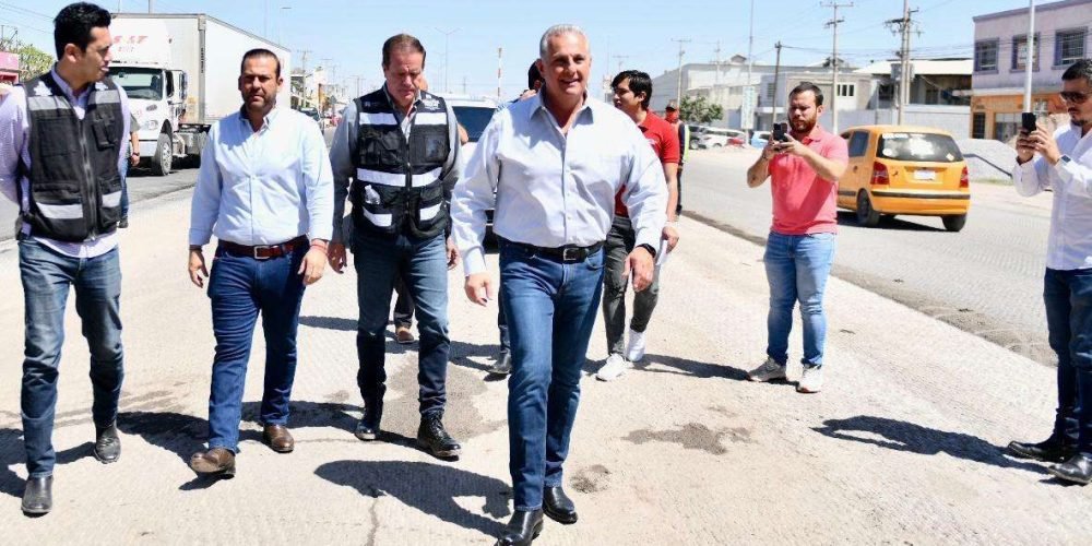 Román Alberto Cepeda González supervisa pavimentación en Mieleras