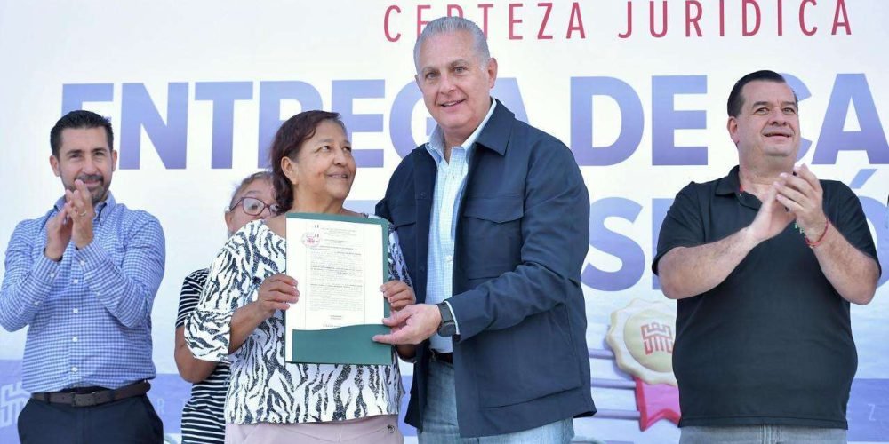 Román Cepeda brinda certeza jurídica a más de 125 familias de Torreón