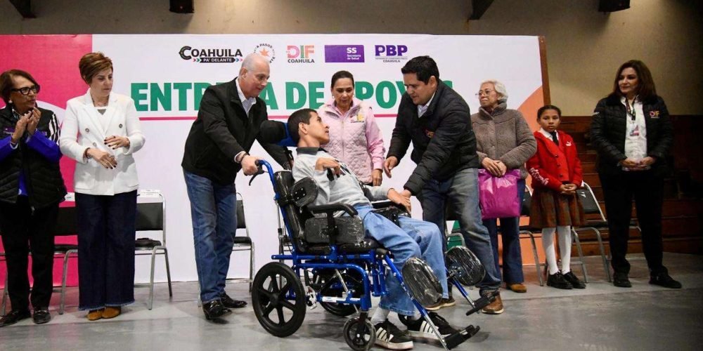 Román Cepeda y Liliana Salinas entregan aparatos funcionales, becas y prótesis de mama