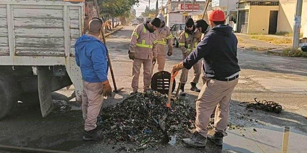 SIMAS Torreón retira de alcantarilla miles de taparroscas que obstruyeron línea sanitaria en Las Torres