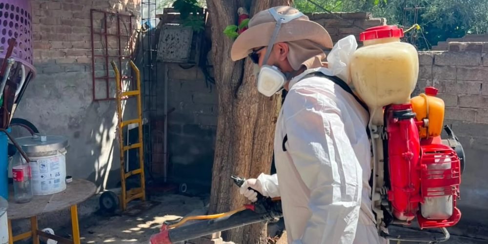 Salud Pública Municipal intensifica acciones de fumigación en colonias y escuelas de Torreón