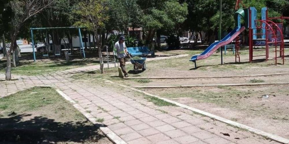 Servicios Públicos realiza labores de limpieza en la plaza de la colonia Morelos II